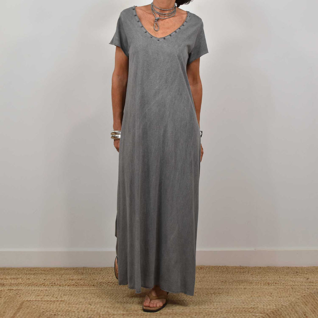 Vestido tachuelas estrellas gris