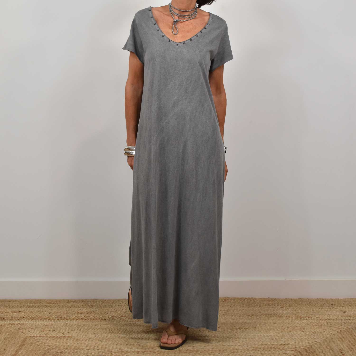 Vestido tachuelas estrellas gris