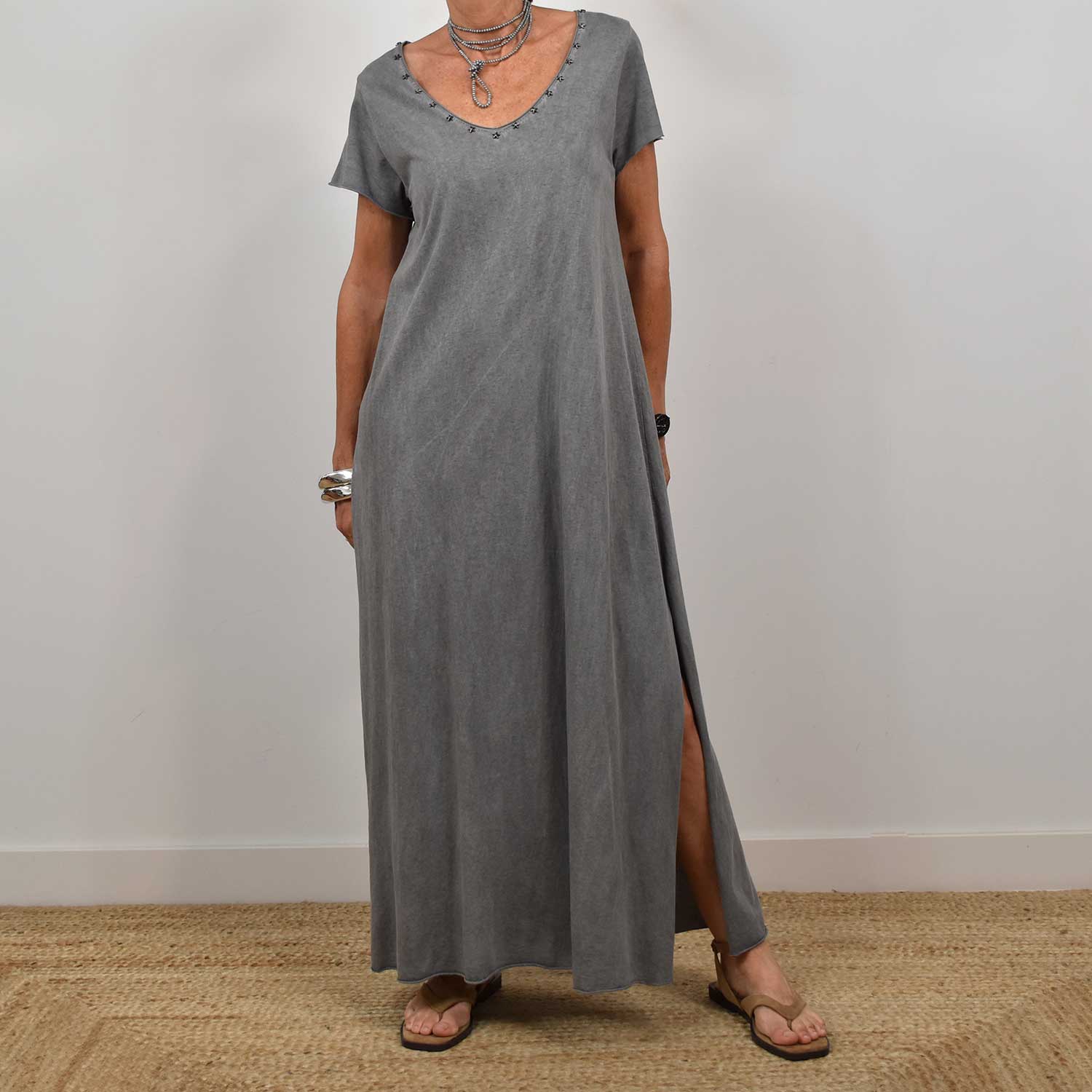 Vestido tachuelas estrellas gris