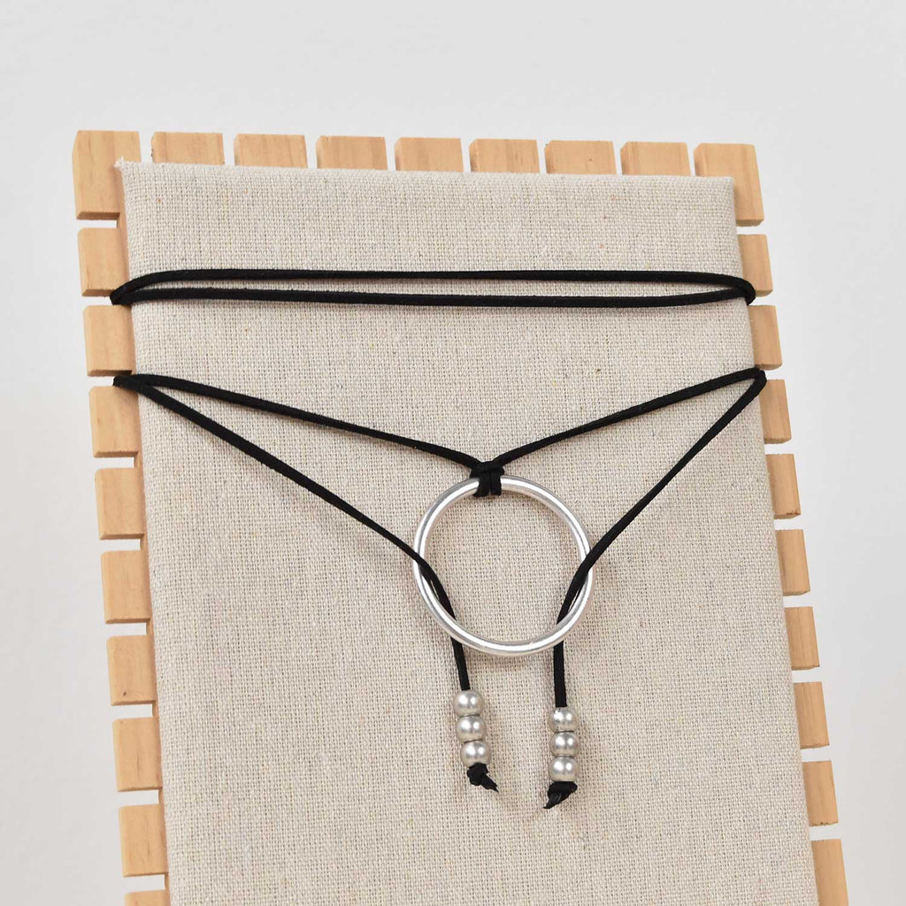 Collar negro círculo plateado