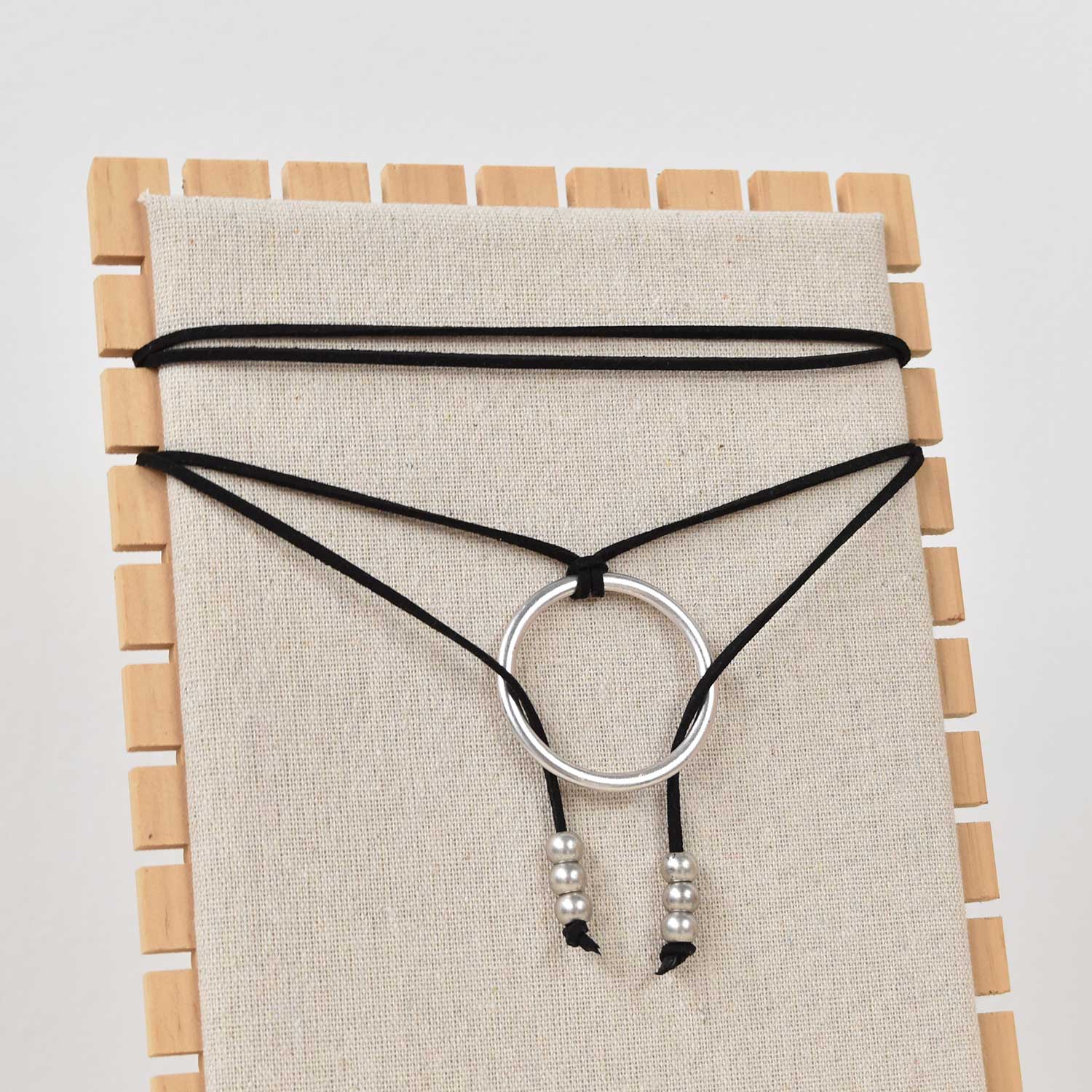 Collar negro círculo plateado