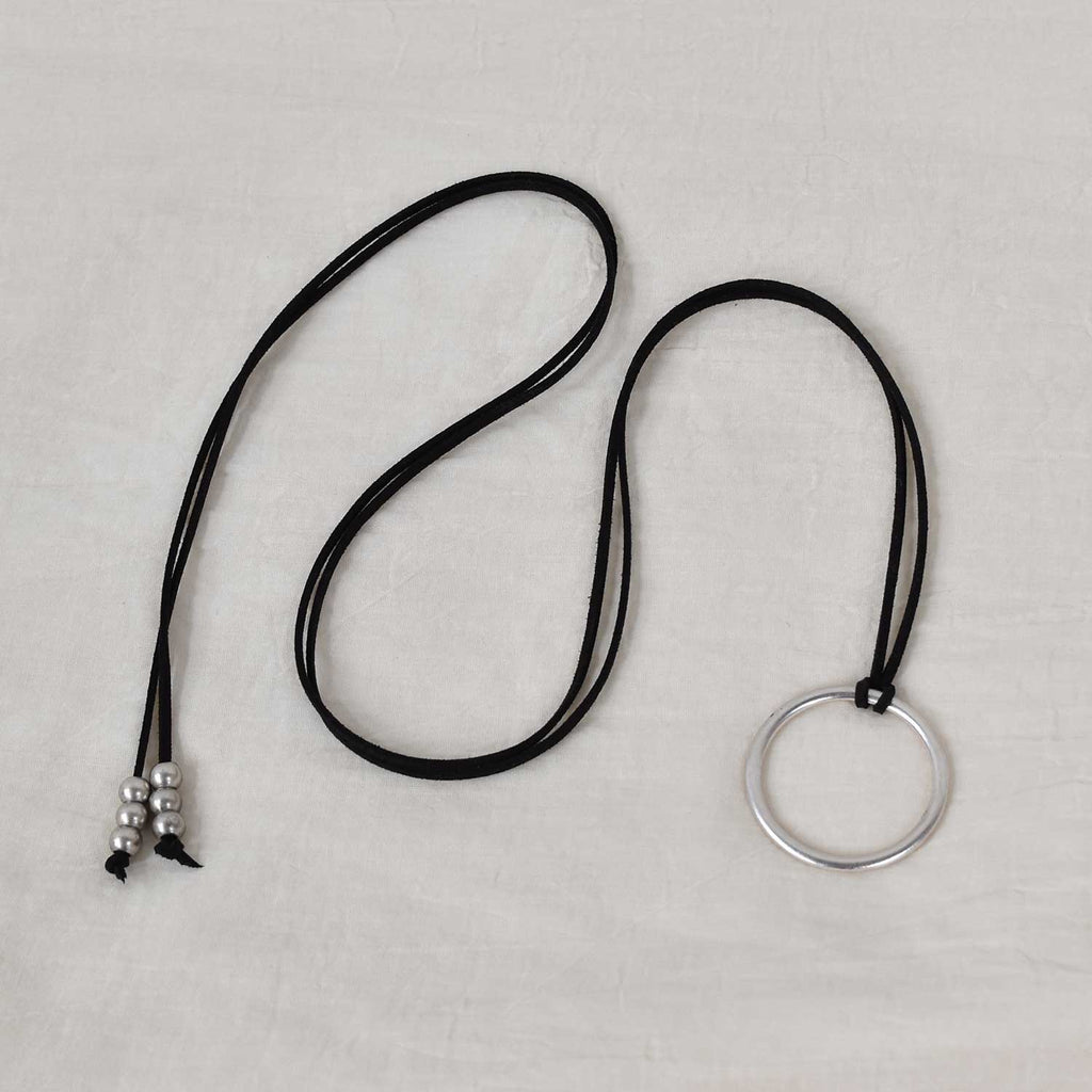 Collar negro círculo plateado