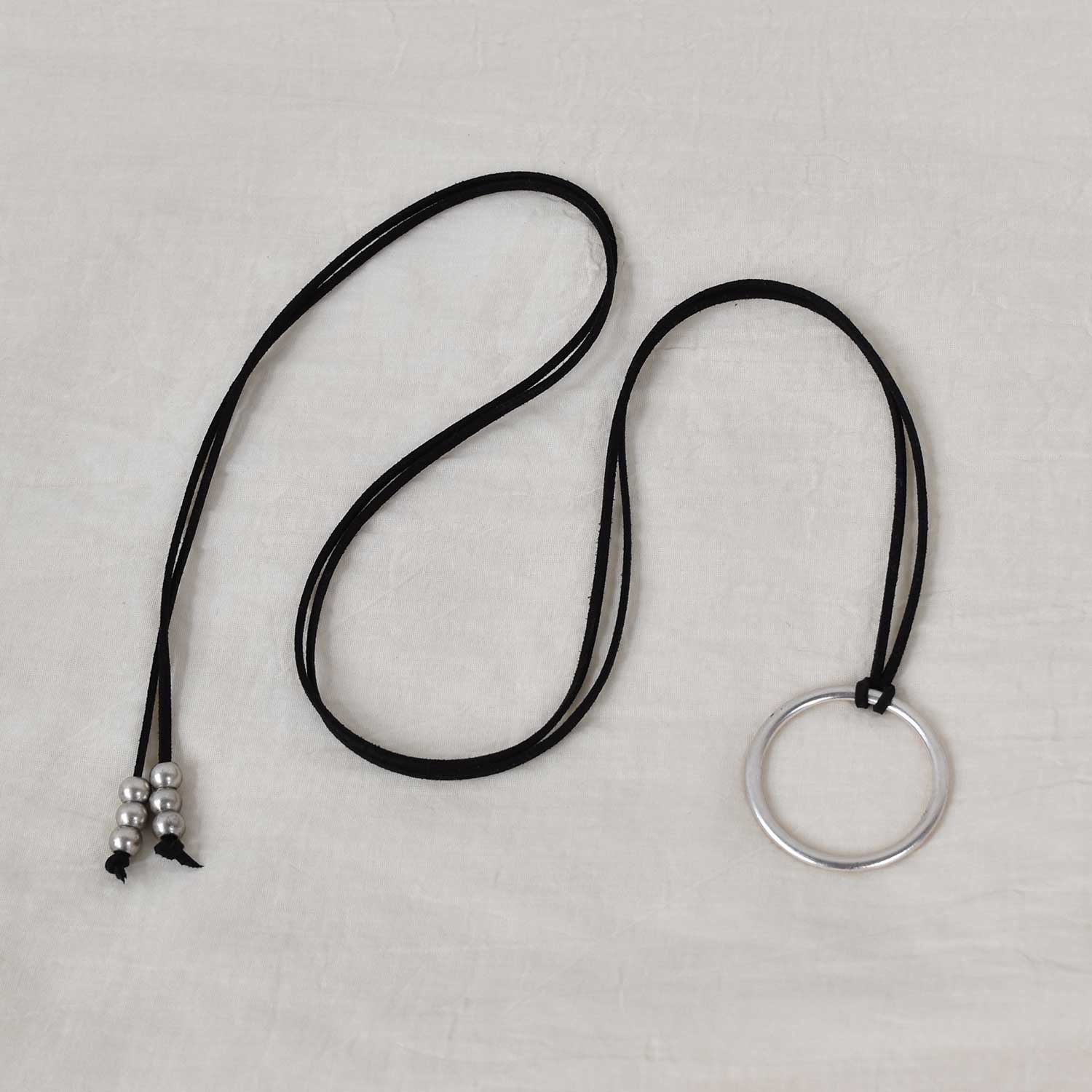 Collar negro círculo plateado