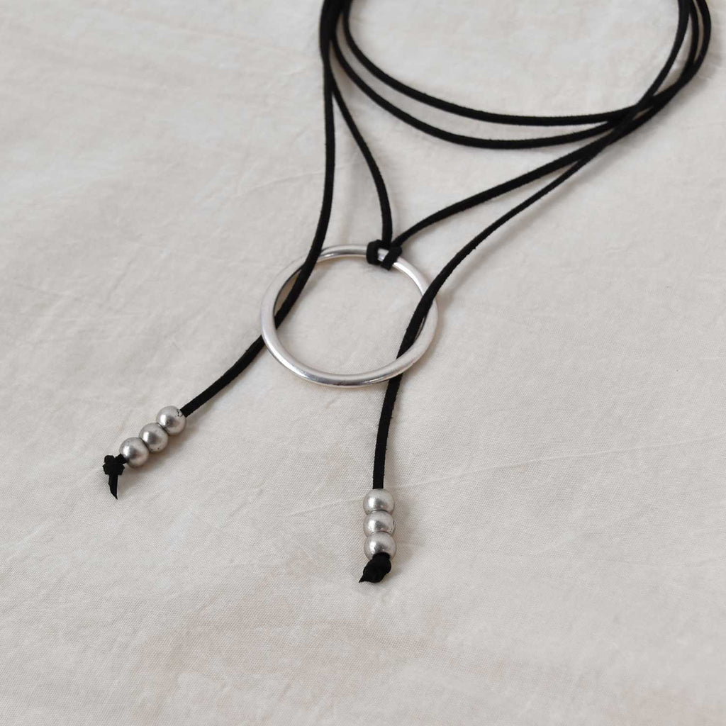 Collar negro círculo plateado