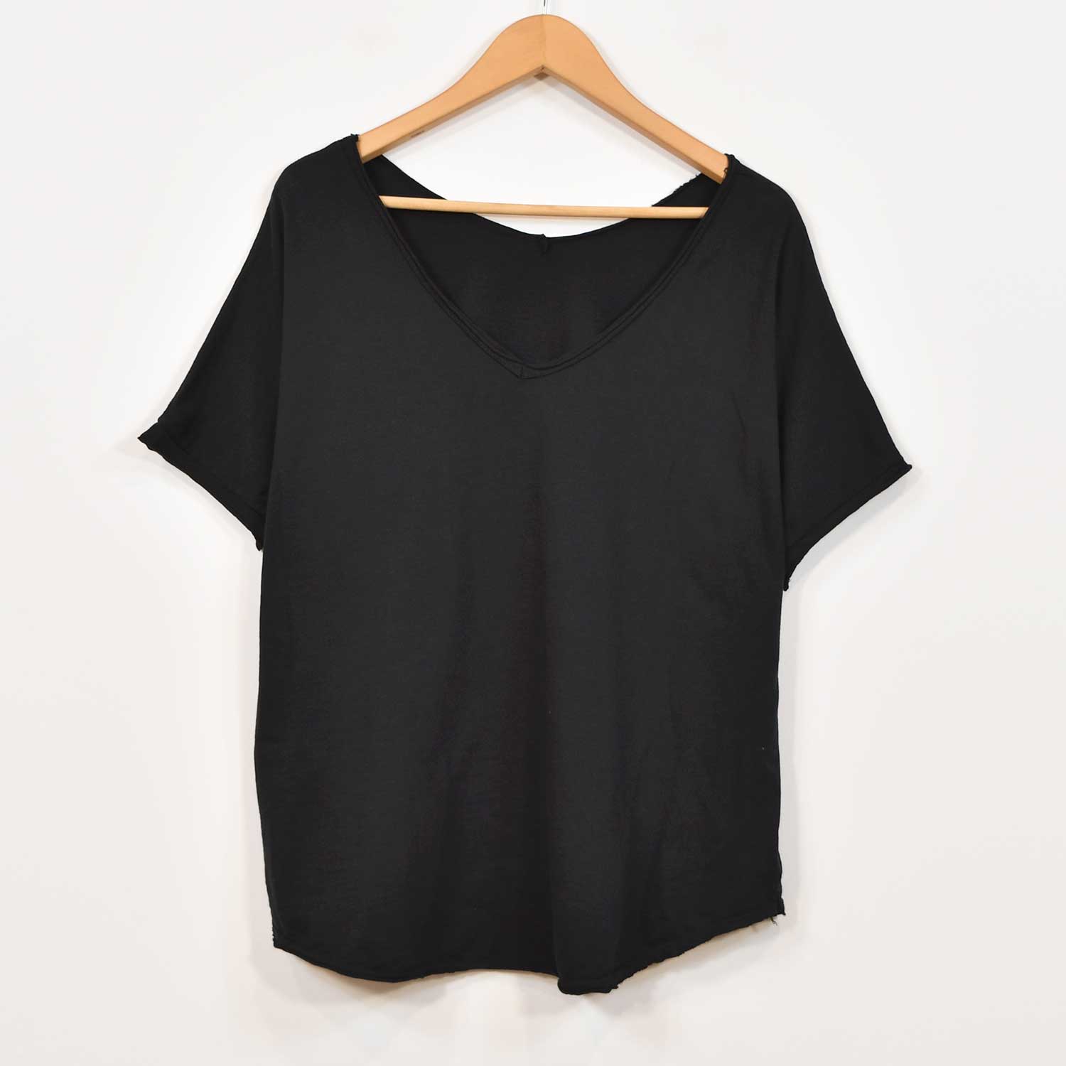 Camiseta pico desflecada negra