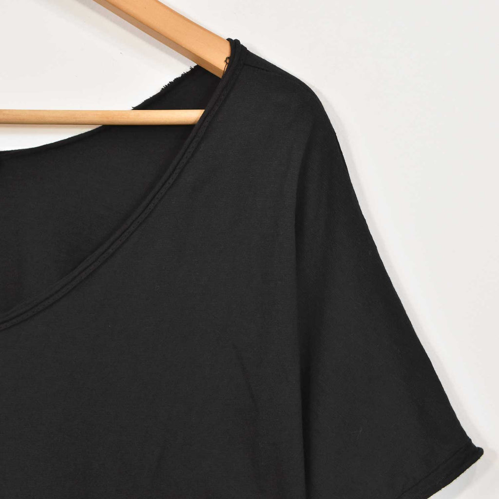 Camiseta pico desflecada negra