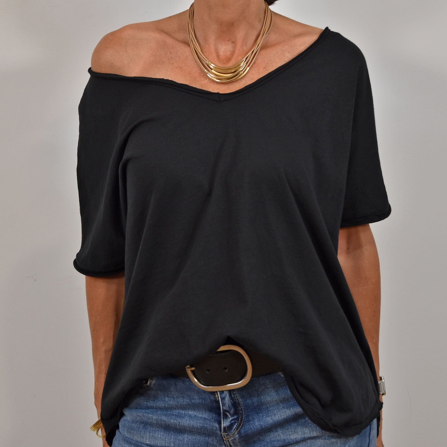 Camiseta pico desflecada negra