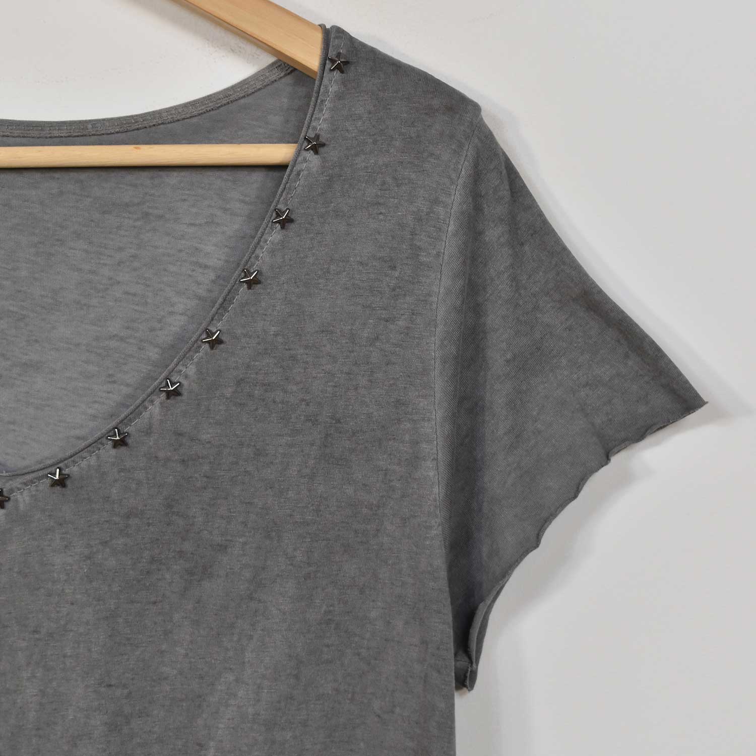 Vestido tachuelas estrellas gris