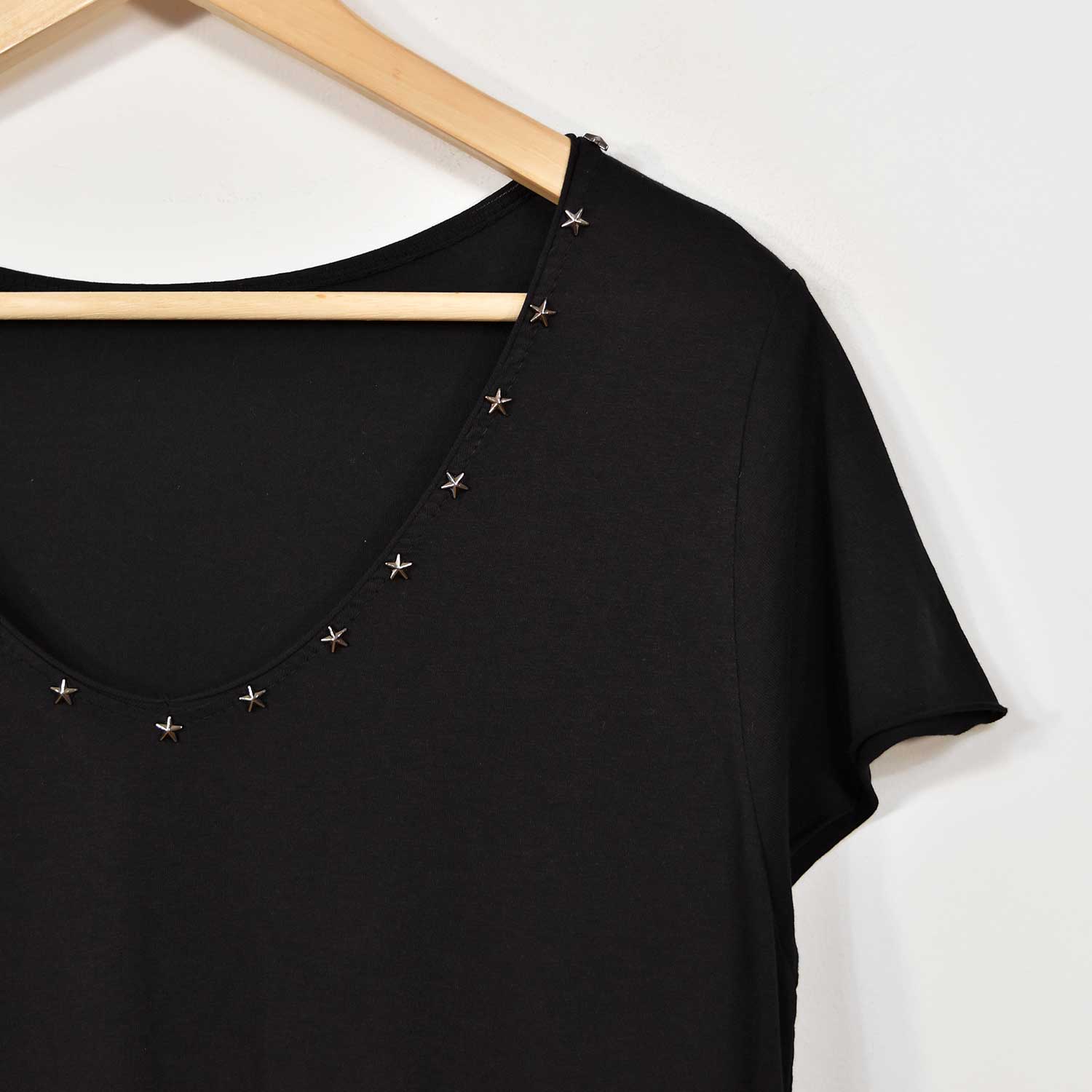 Vestido tachuelas estrellas negro