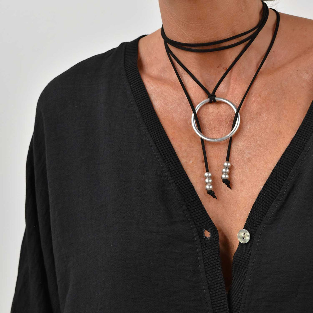 Collar negro círculo plateado