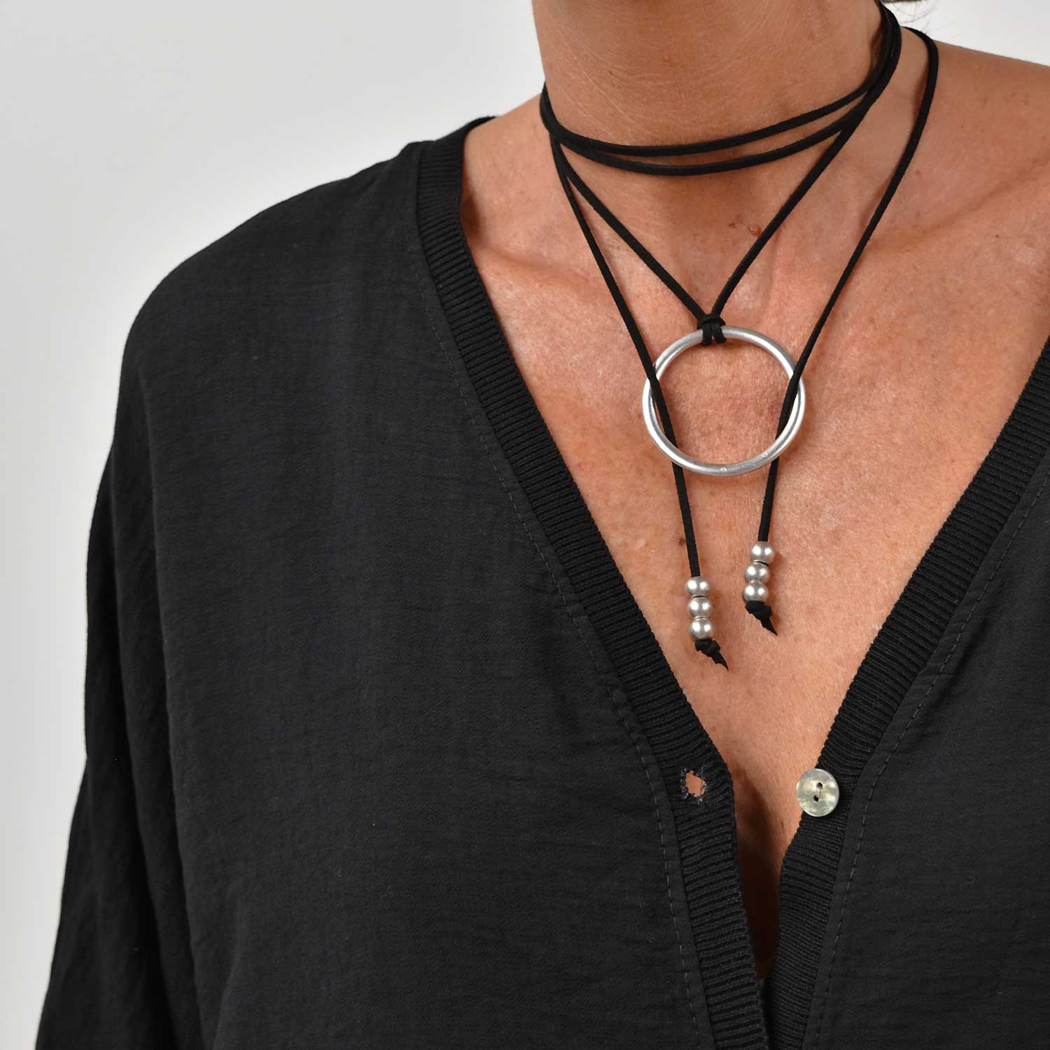 Collar negro círculo plateado