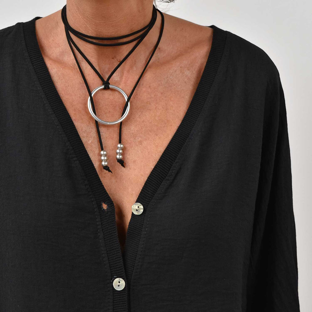 Collar negro círculo plateado