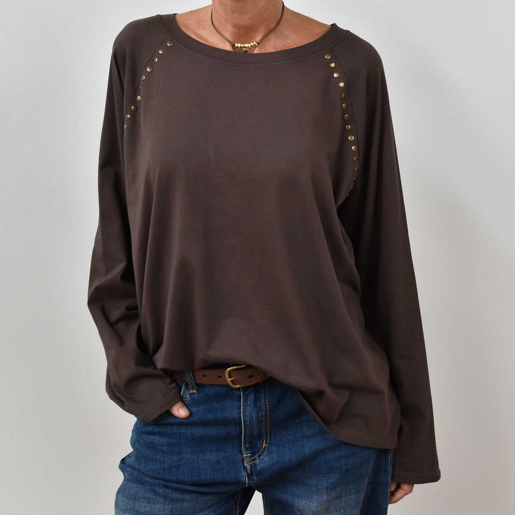 Camiseta cuello redondo tachas marrón