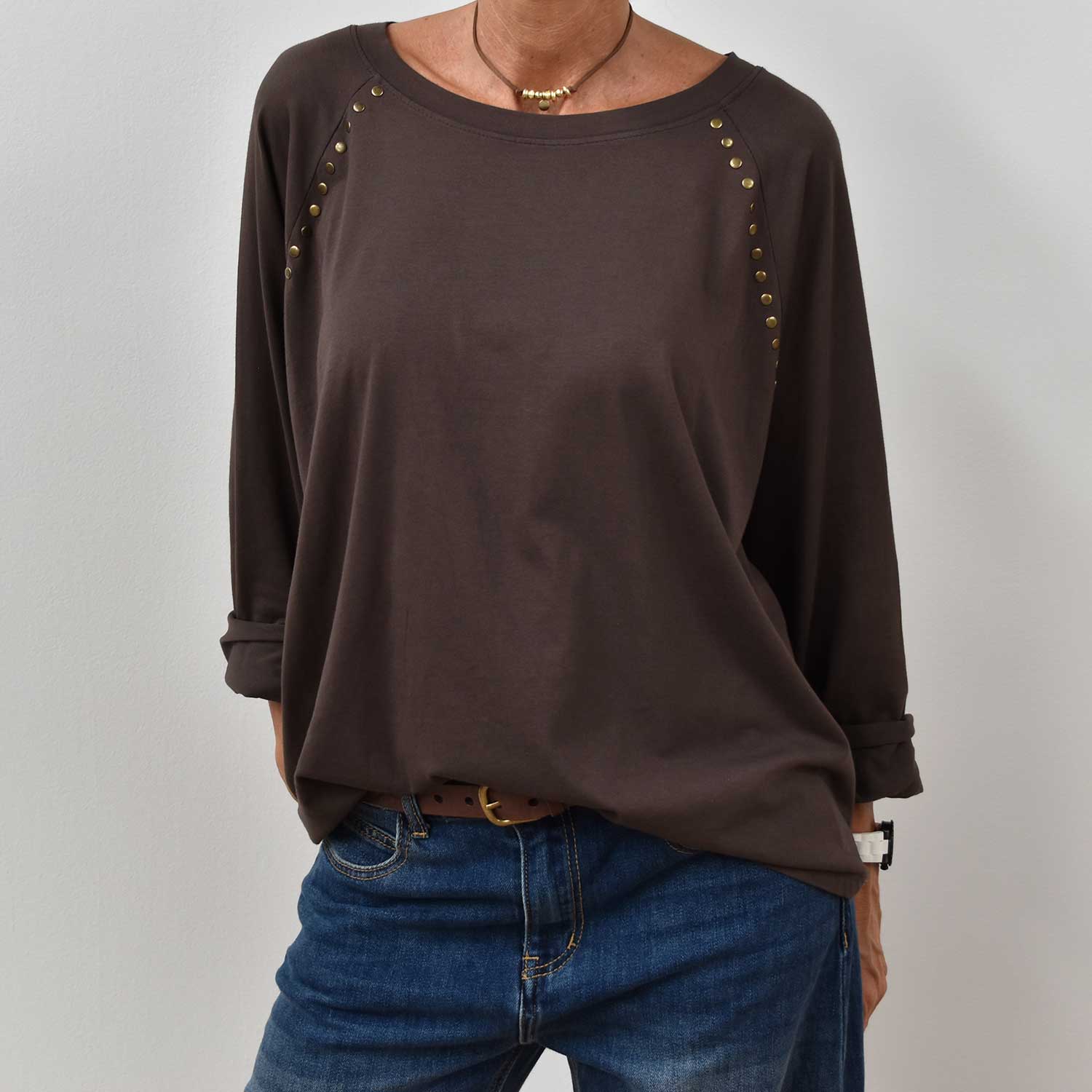 Camiseta cuello redondo tachas marrón
