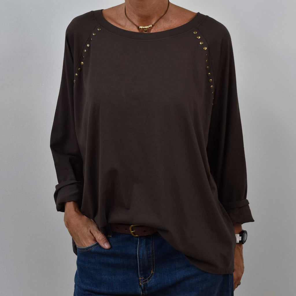 Camiseta cuello redondo tachas marrón
