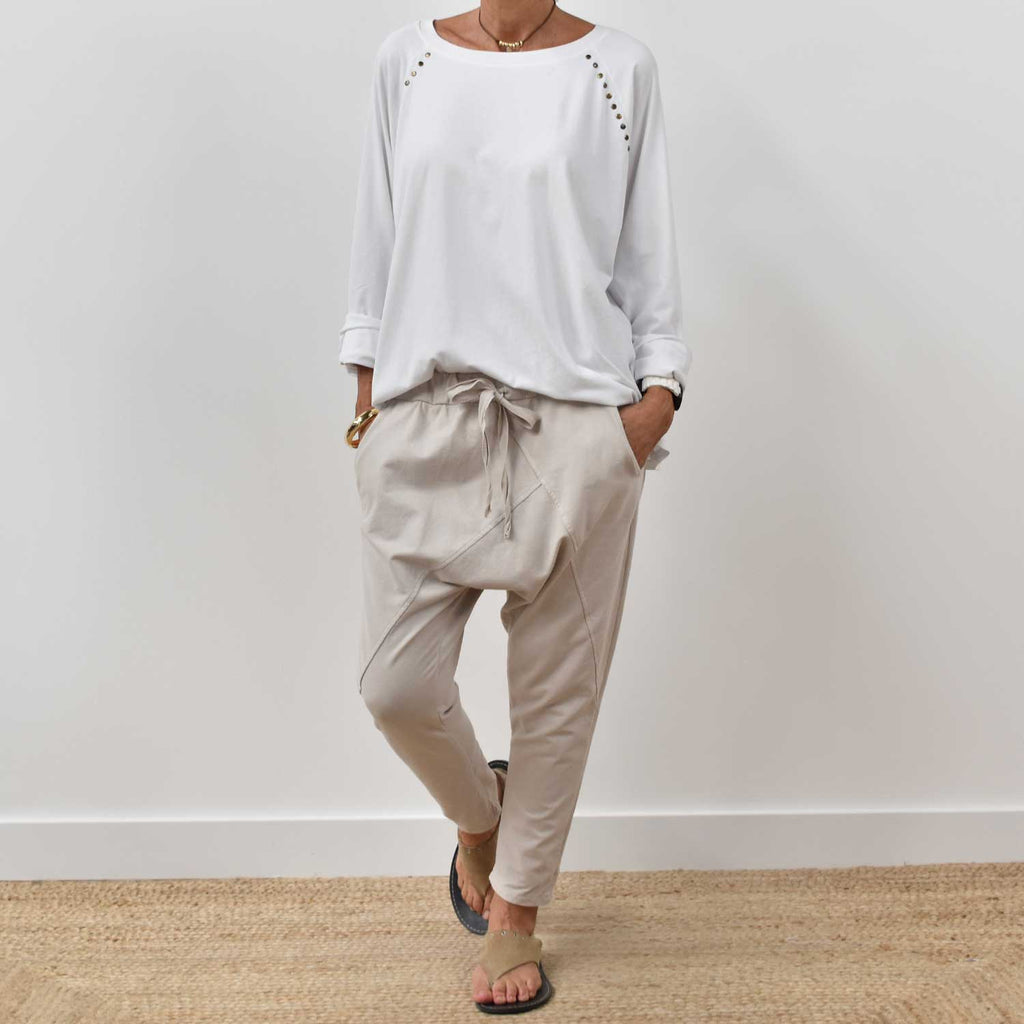 Camiseta cuello redondo tachas blanca