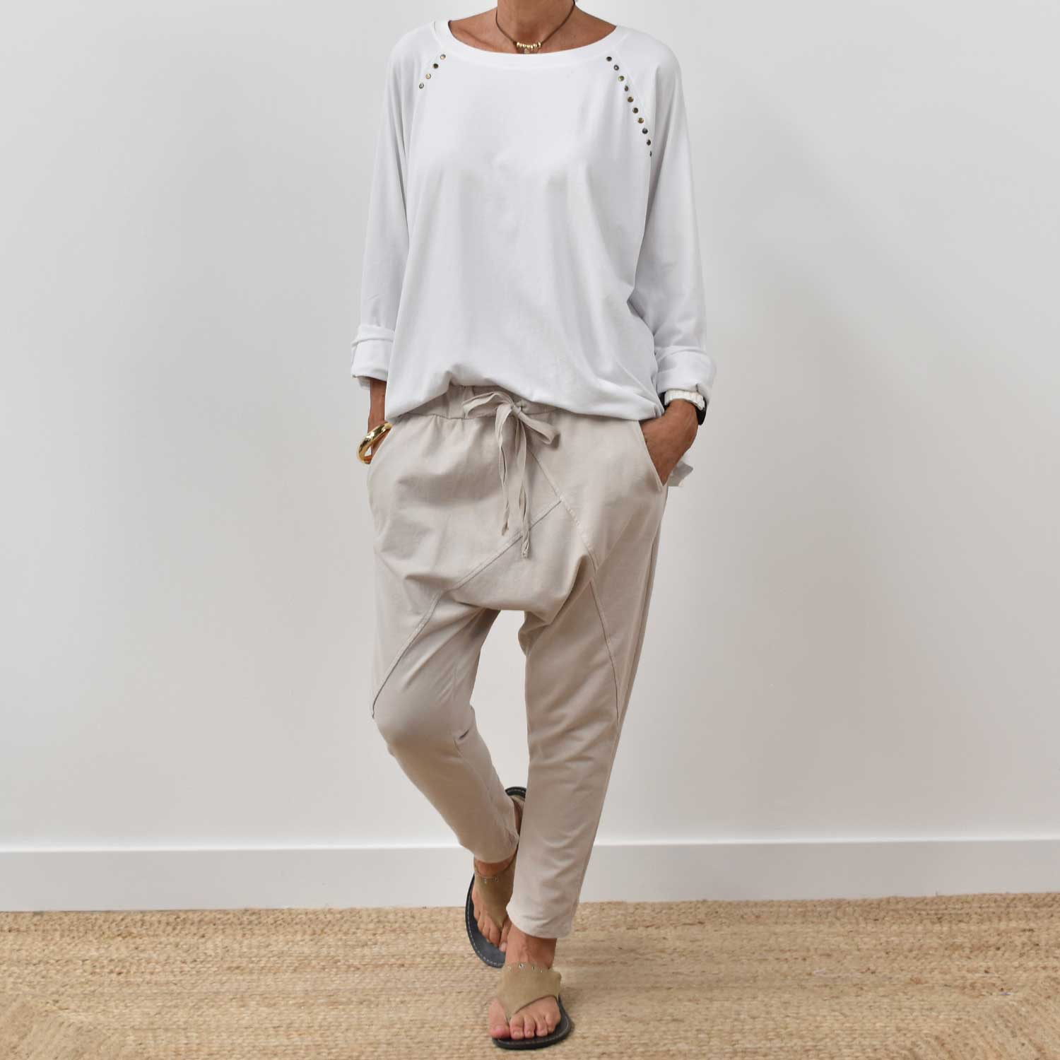 Camiseta cuello redondo tachas blanca