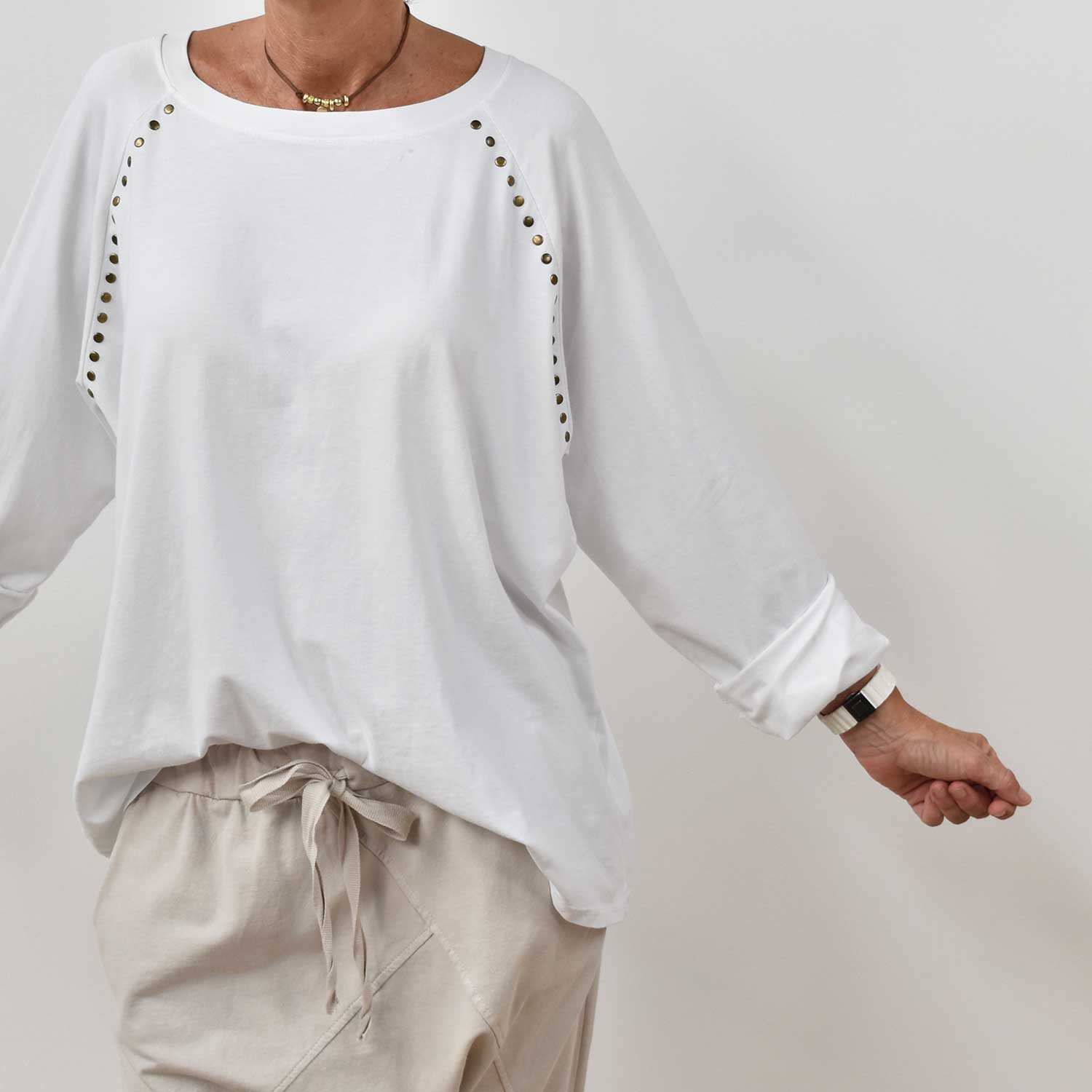 Camiseta cuello redondo tachas blanca