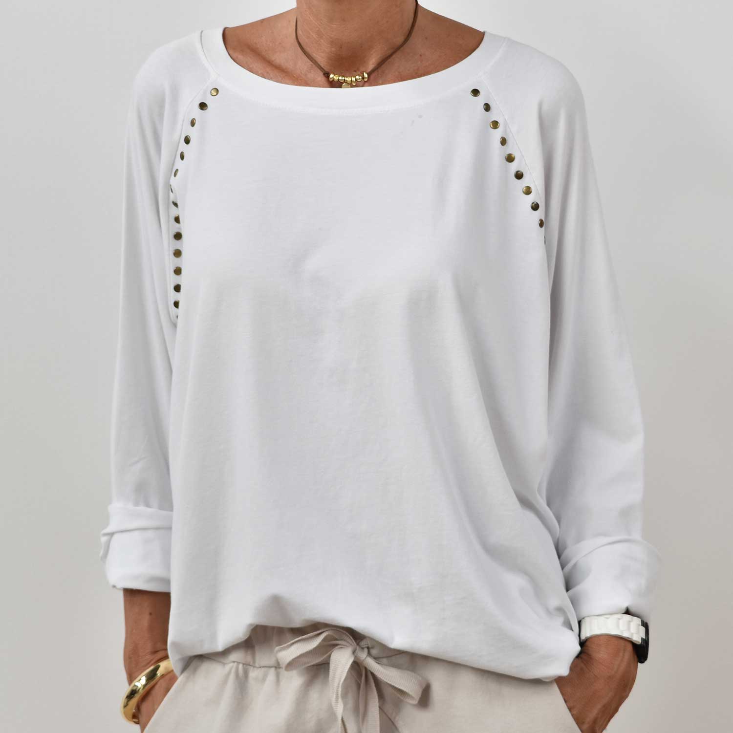 Camiseta cuello redondo tachas blanca