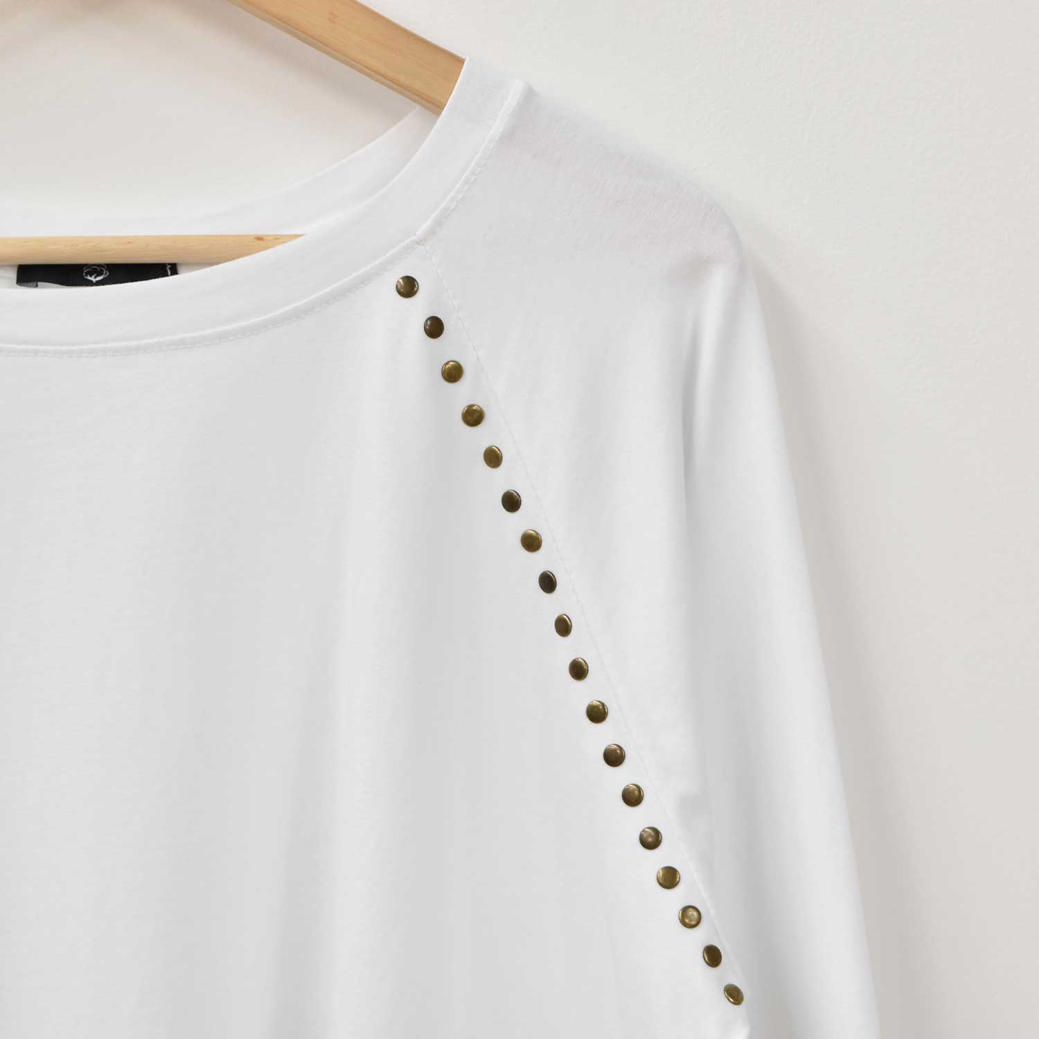 Camiseta cuello redondo tachas blanca