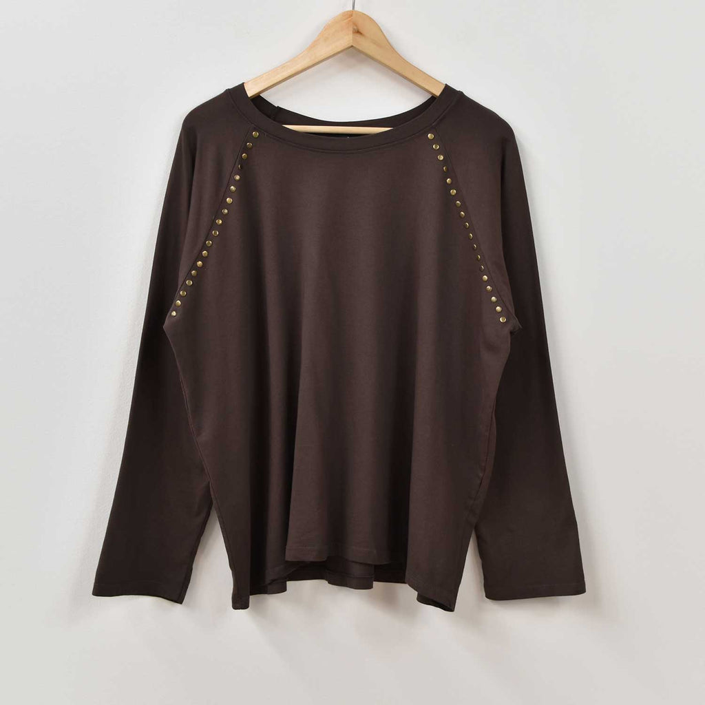 Camiseta cuello redondo tachas marrón